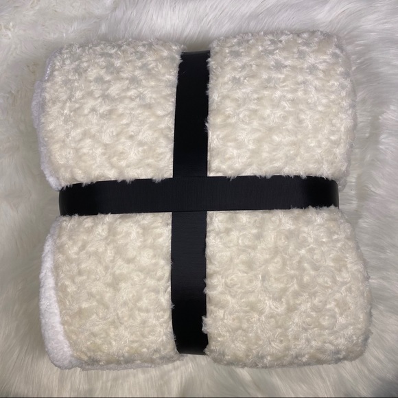 ⭐️SALE⭐️Polar Bear Micromink Sherpa - Picture 2 of 3